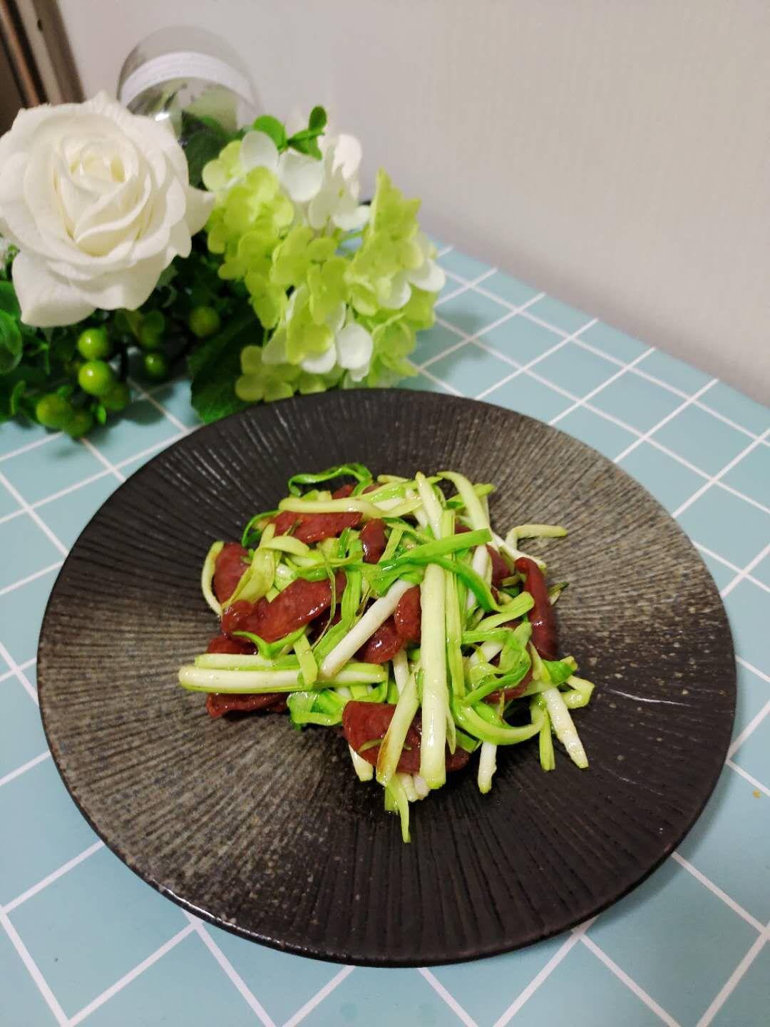 五分鐘快手早餐菜-臘腸蒜苗的做法-咸鮮味炒菜譜