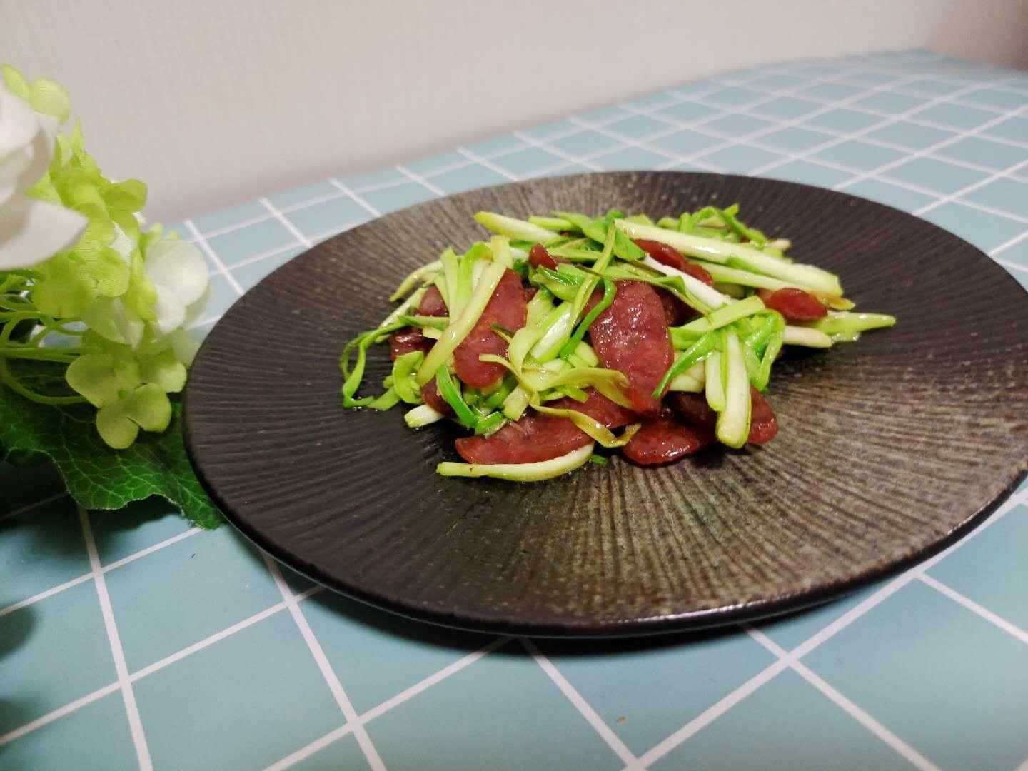 五分鐘快手早餐菜-臘腸蒜苗的做法-咸鮮味炒菜譜