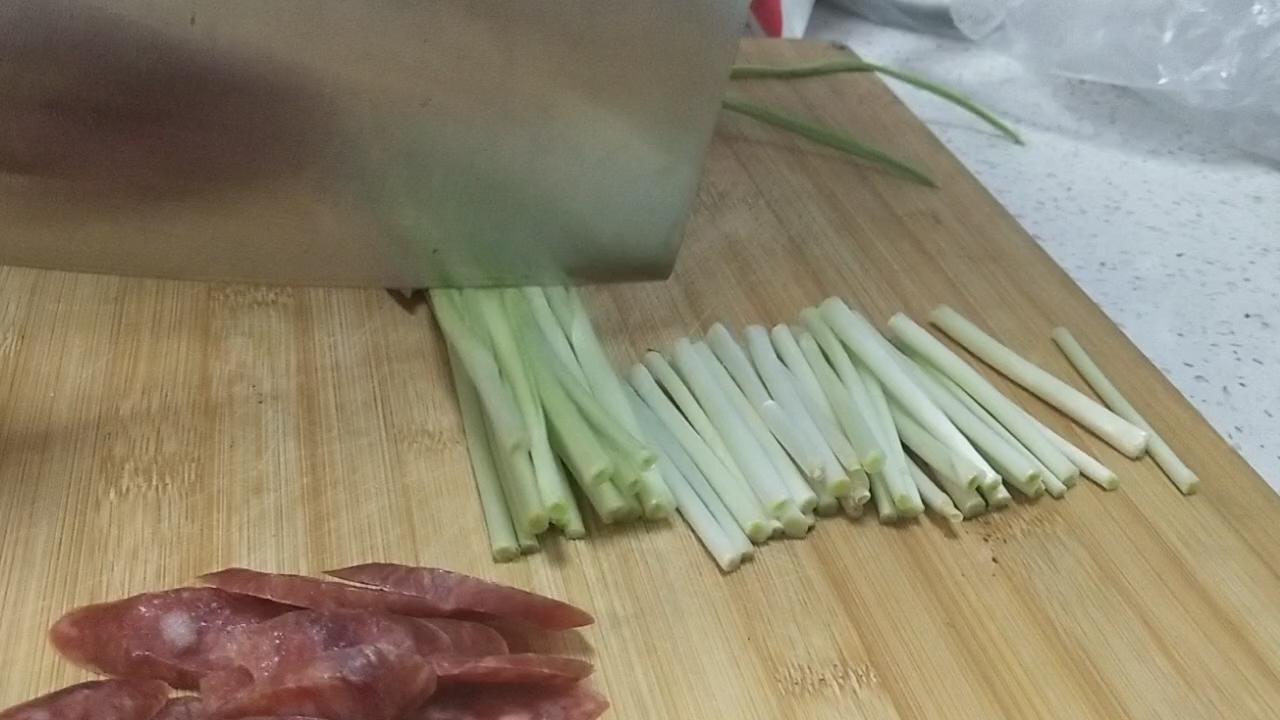 五分鐘快手早餐菜-臘腸蒜苗的做法-咸鮮味炒菜譜