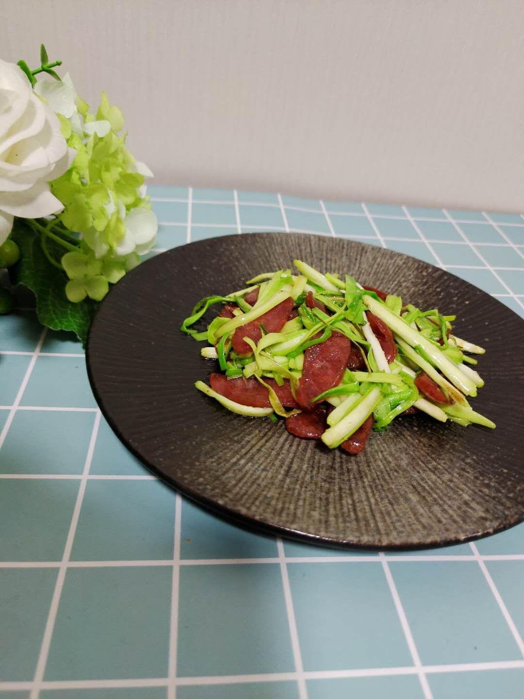 五分鐘快手早餐菜-臘腸蒜苗的做法-咸鮮味炒菜譜