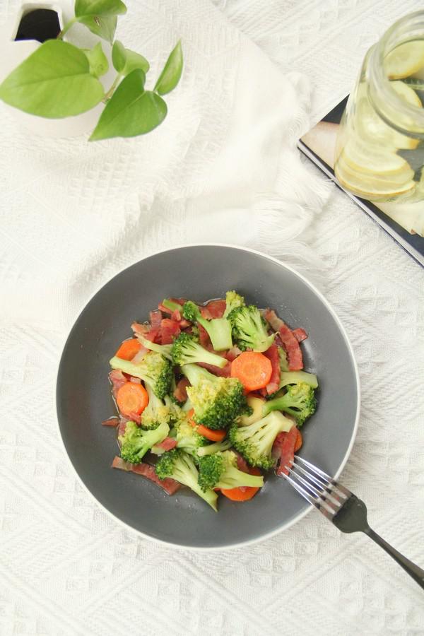 配粥小菜，培根胡蘿卜炒西藍(lán)花，營養(yǎng)搭配的做法-咸鮮味炒菜譜