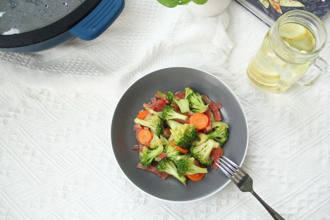 配粥小菜，培根胡蘿卜炒西藍(lán)花，營養(yǎng)搭配的做法-咸鮮味炒菜譜