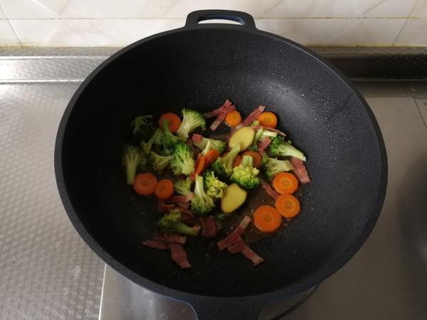 配粥小菜，培根胡蘿卜炒西藍(lán)花，營養(yǎng)搭配的做法-咸鮮味炒菜譜