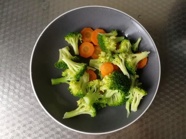 配粥小菜，培根胡蘿卜炒西藍(lán)花，營養(yǎng)搭配的做法-咸鮮味炒菜譜