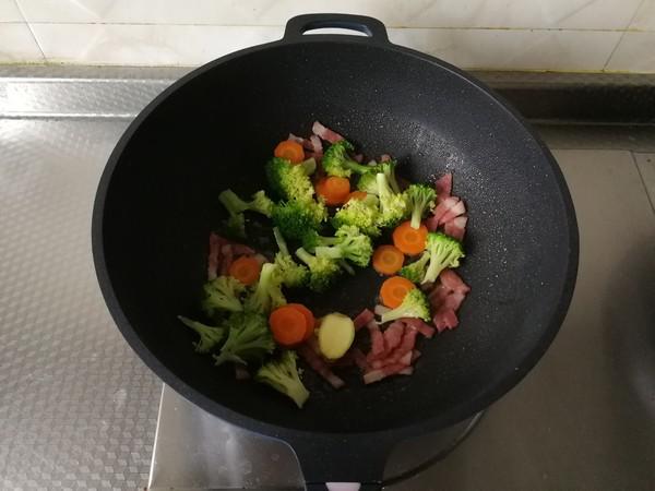 配粥小菜，培根胡蘿卜炒西藍(lán)花，營養(yǎng)搭配的做法-咸鮮味炒菜譜