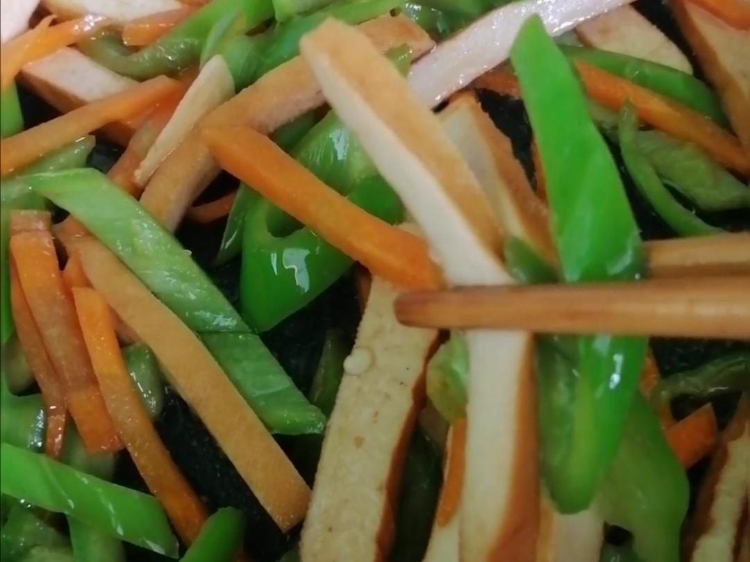 尖椒豆干的做法-家常味炒菜譜