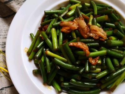 排骨肉炒蒜苔的作法-家常味炒菜譜