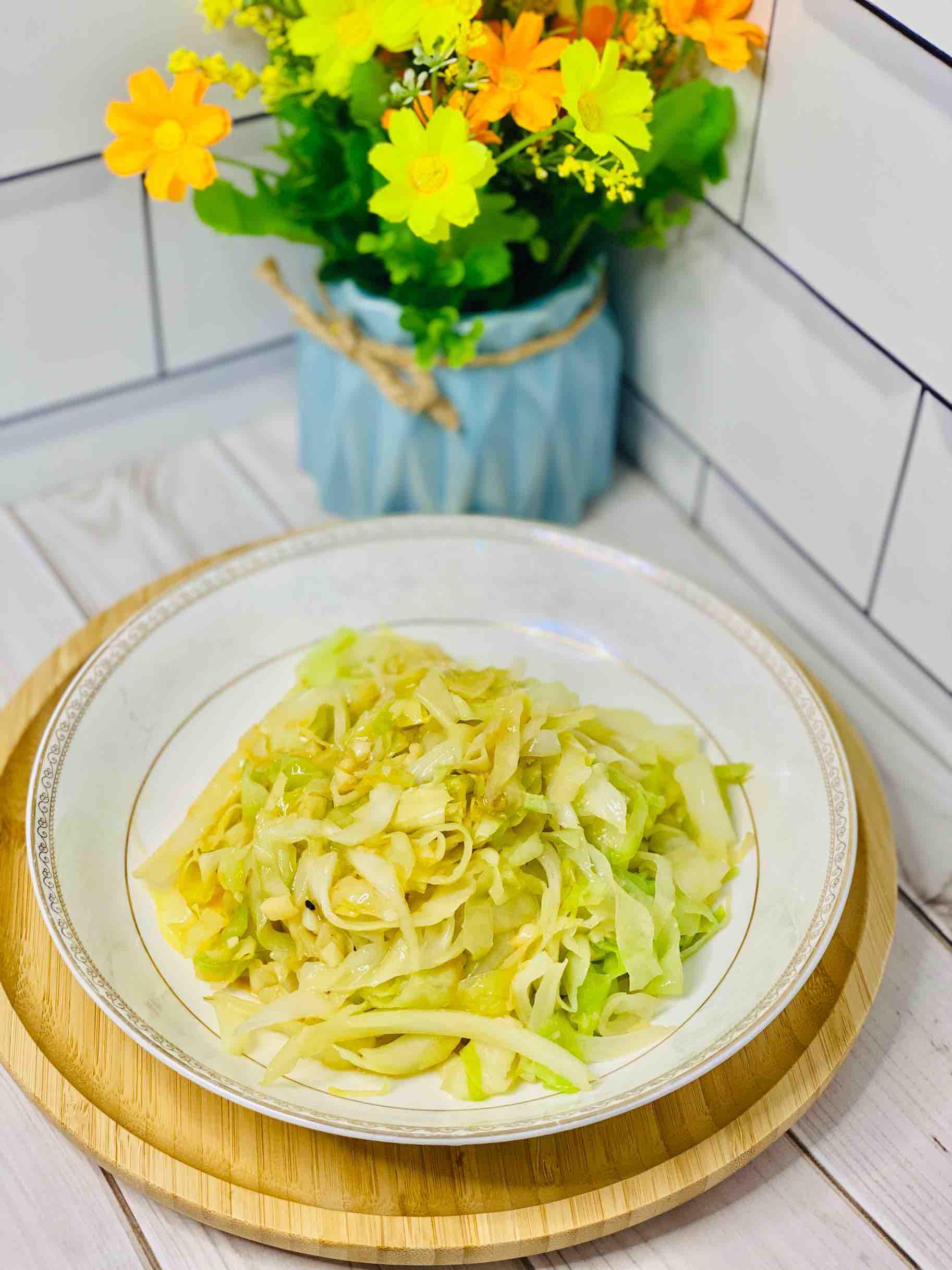 快手家常菜，素炒包菜，加點它，味道特別鮮的做法-家常味炒菜譜