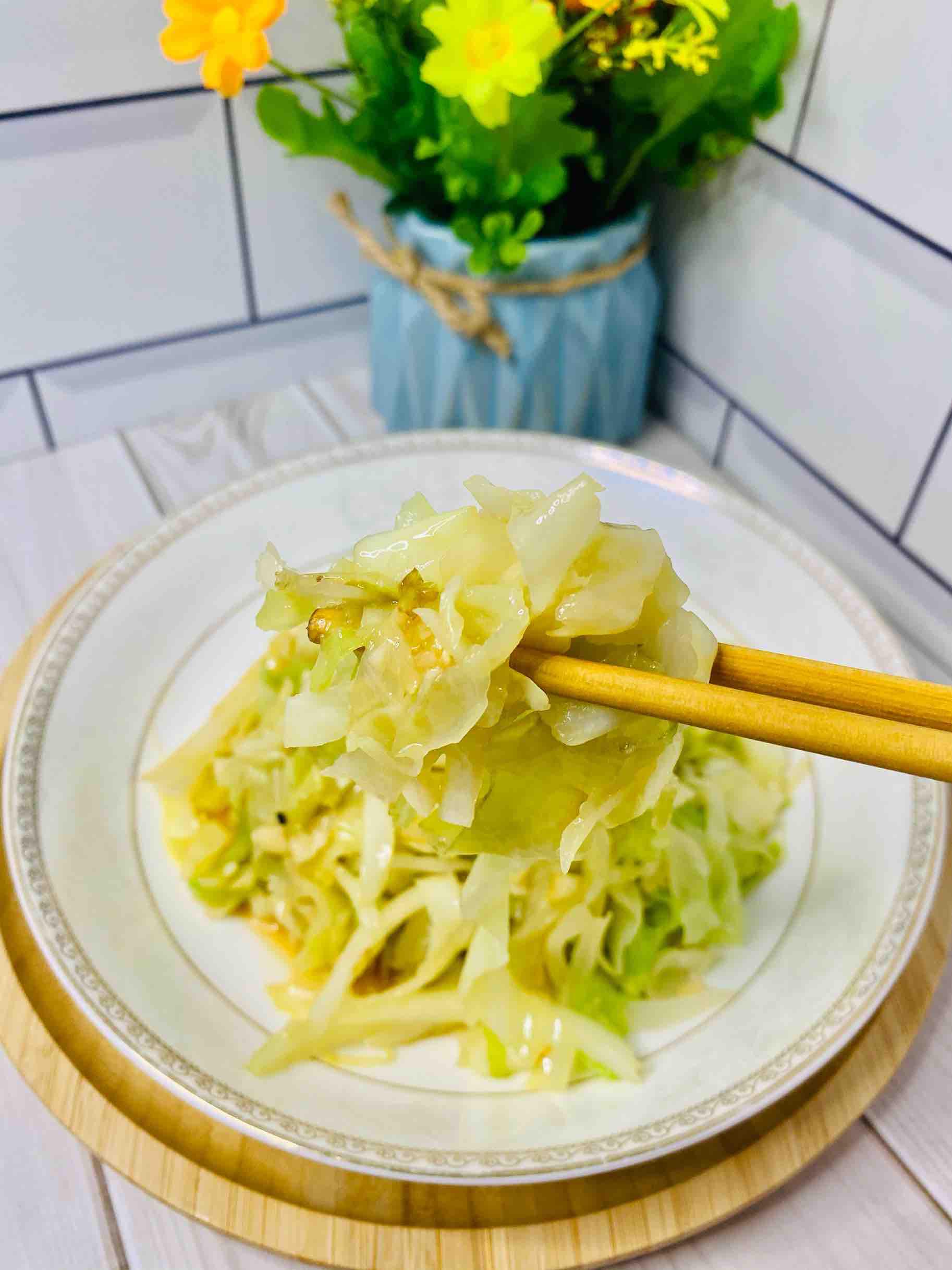 快手家常菜，素炒包菜，加點它，味道特別鮮的做法-家常味炒菜譜