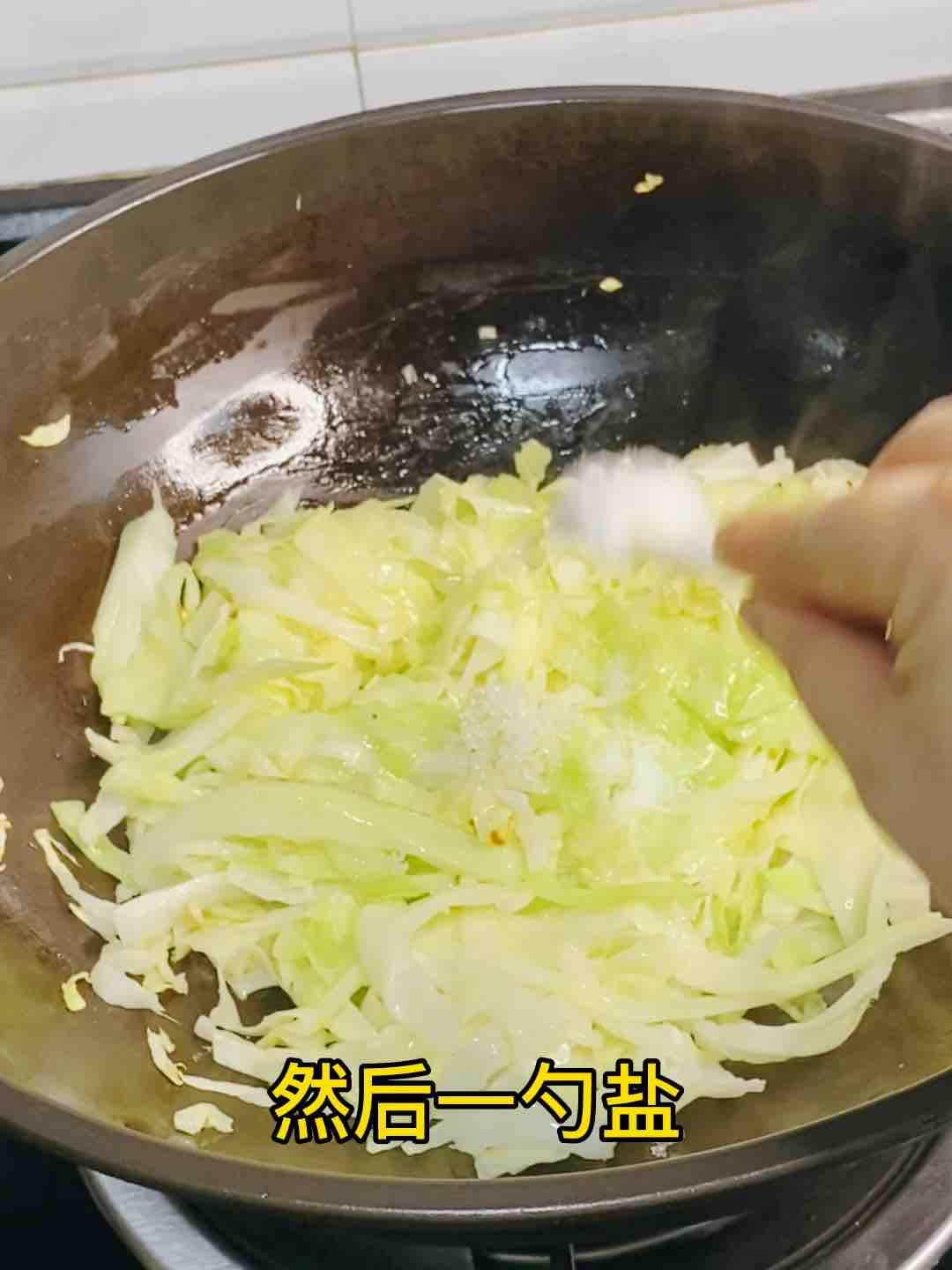 快手家常菜，素炒包菜，加點它，味道特別鮮的做法-家常味炒菜譜