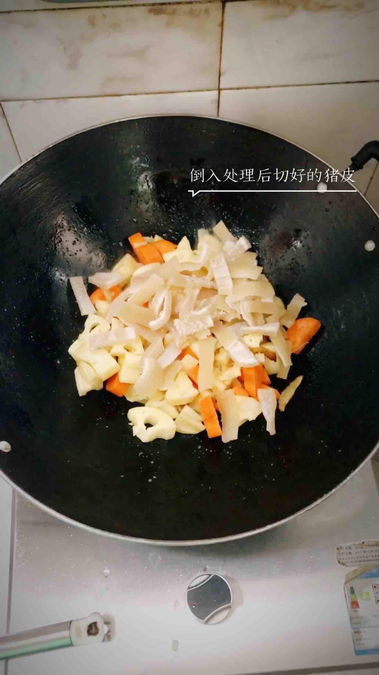 蓮藕燜豬肉皮的做法-家常味燉菜譜