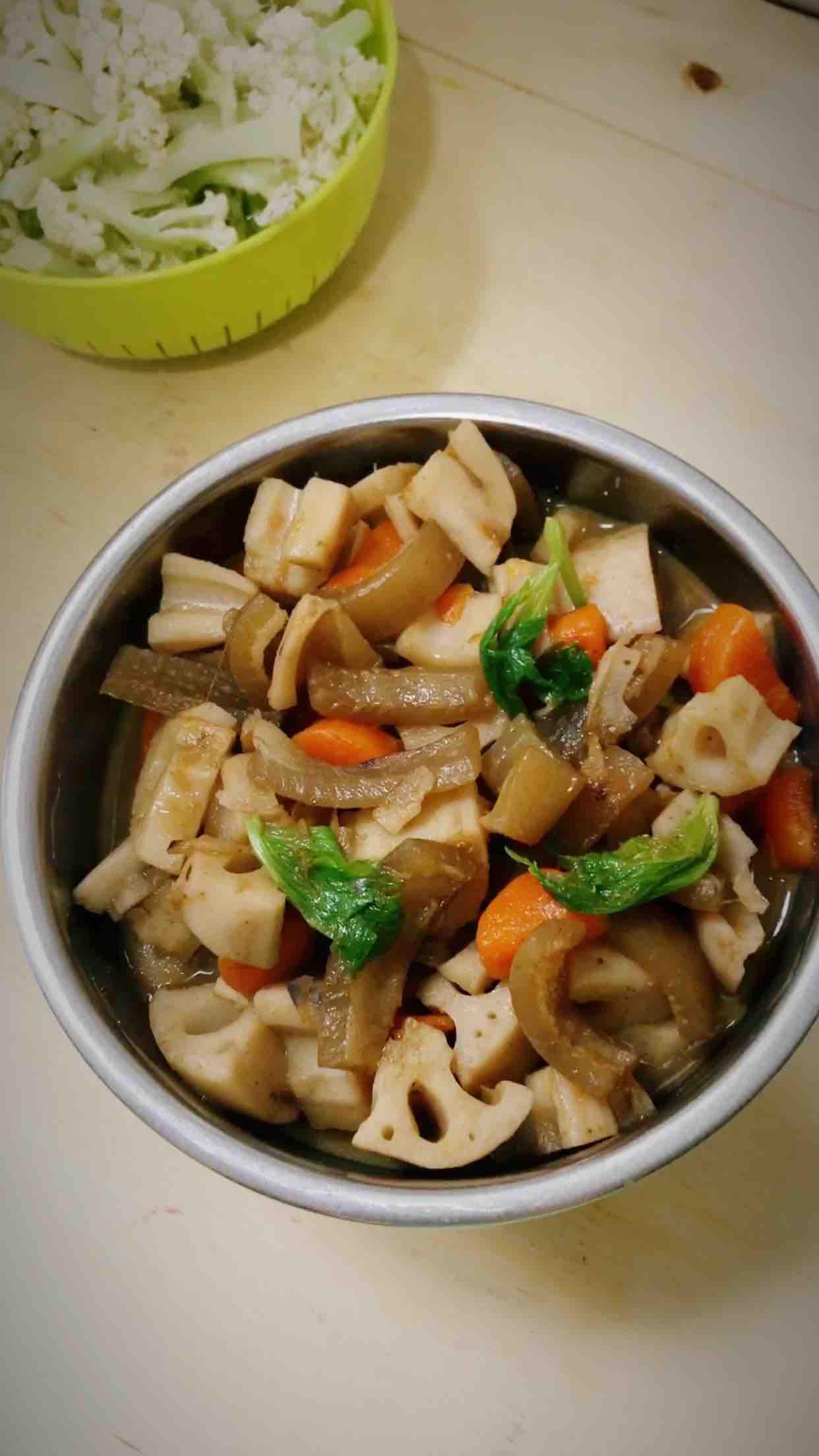 蓮藕燜豬肉皮的做法-家常味燉菜譜