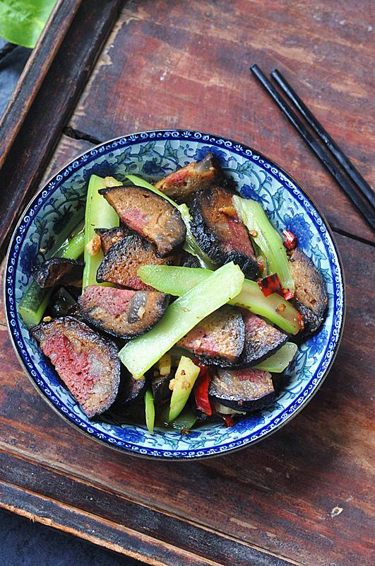 紅菜薹炒豬血丸子的做法-咸鮮味炒菜譜