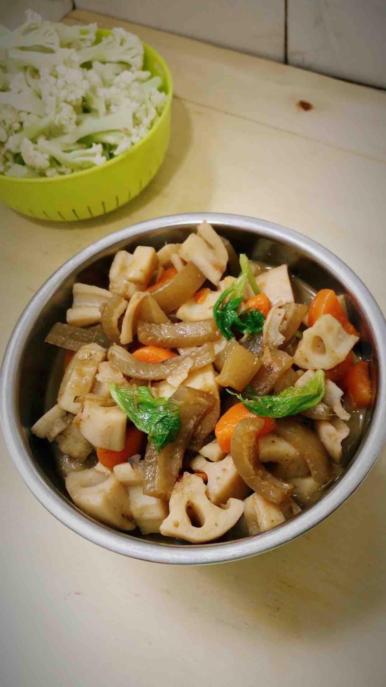 蓮藕燜豬肉皮的做法-家常味燉菜譜