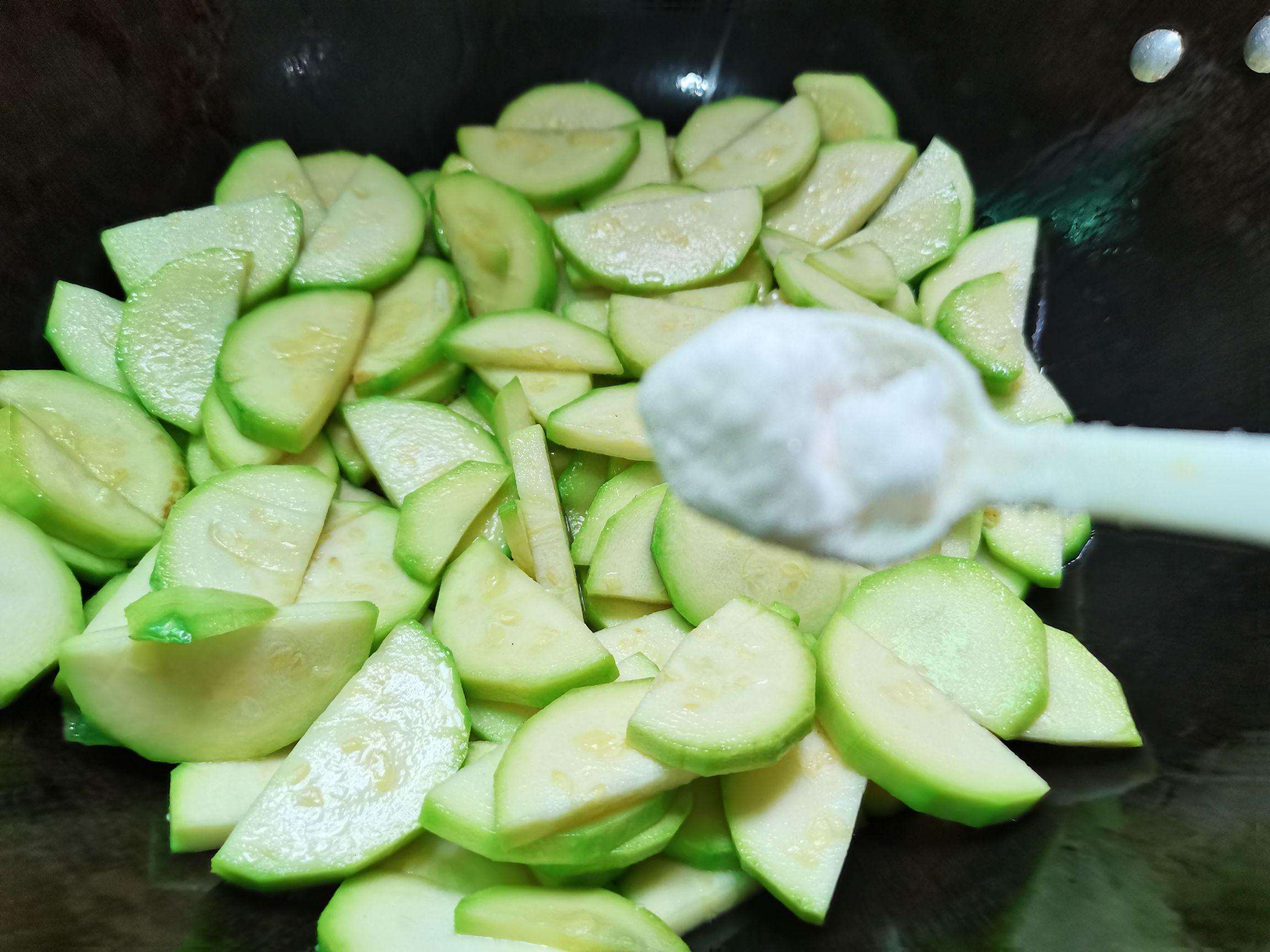 清炒西葫蘆的做法-家常味炒菜譜