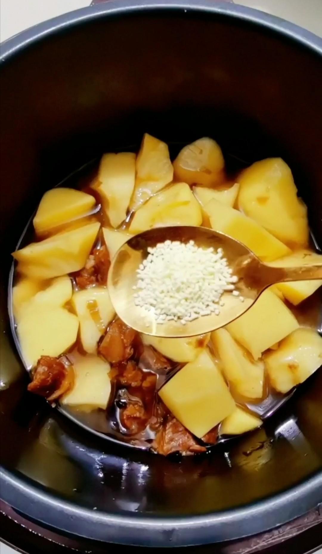 牛腩燉土豆的做法-咸鮮味燉菜譜