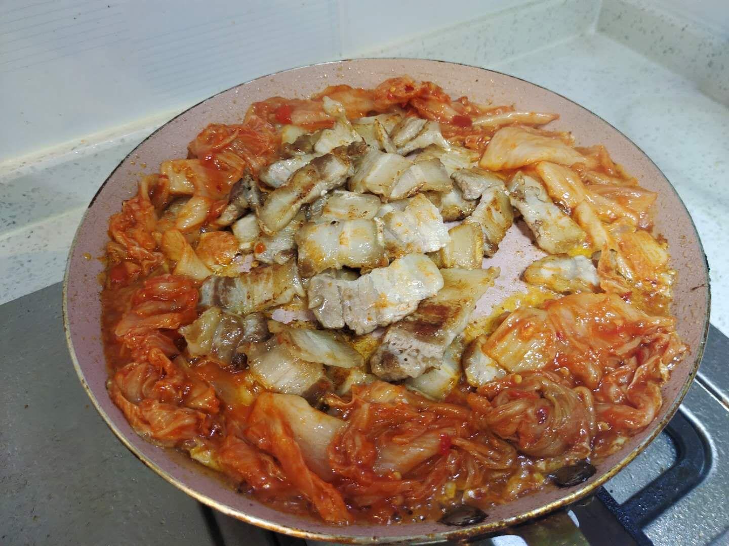 喜歡韓料一定要試的辣白菜五花肉的做法-家常味煎菜譜