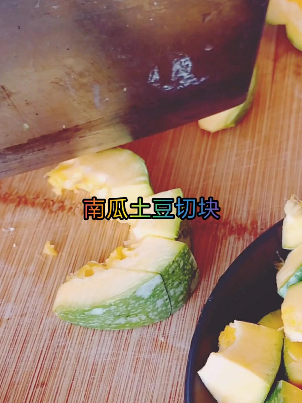 秋收菜肴～南瓜土豆燉雞的做法-香辣味燉菜譜