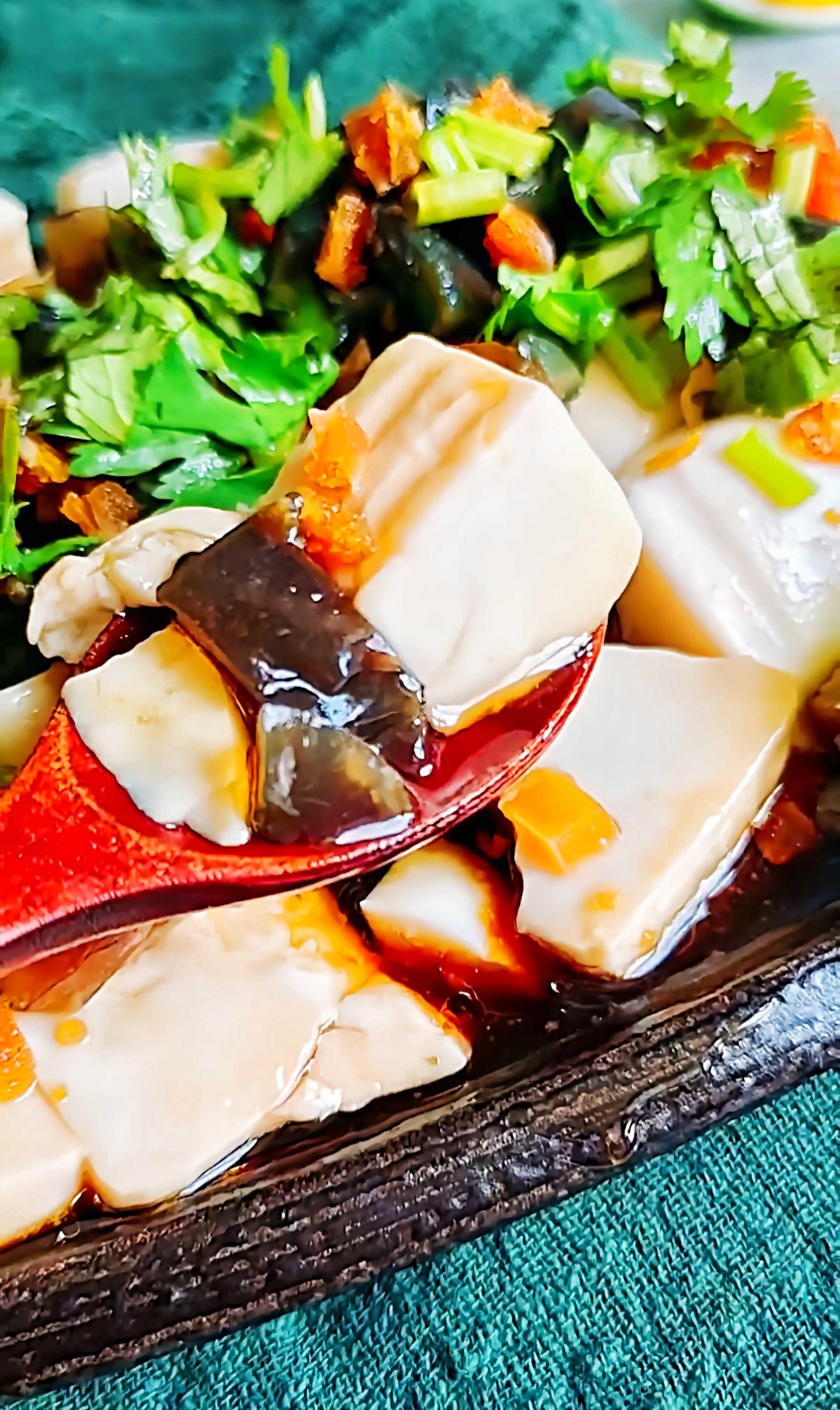 #豆腐的神仙做法#蛋黃皮蛋拌豆腐的做法-咸鮮味拌菜譜