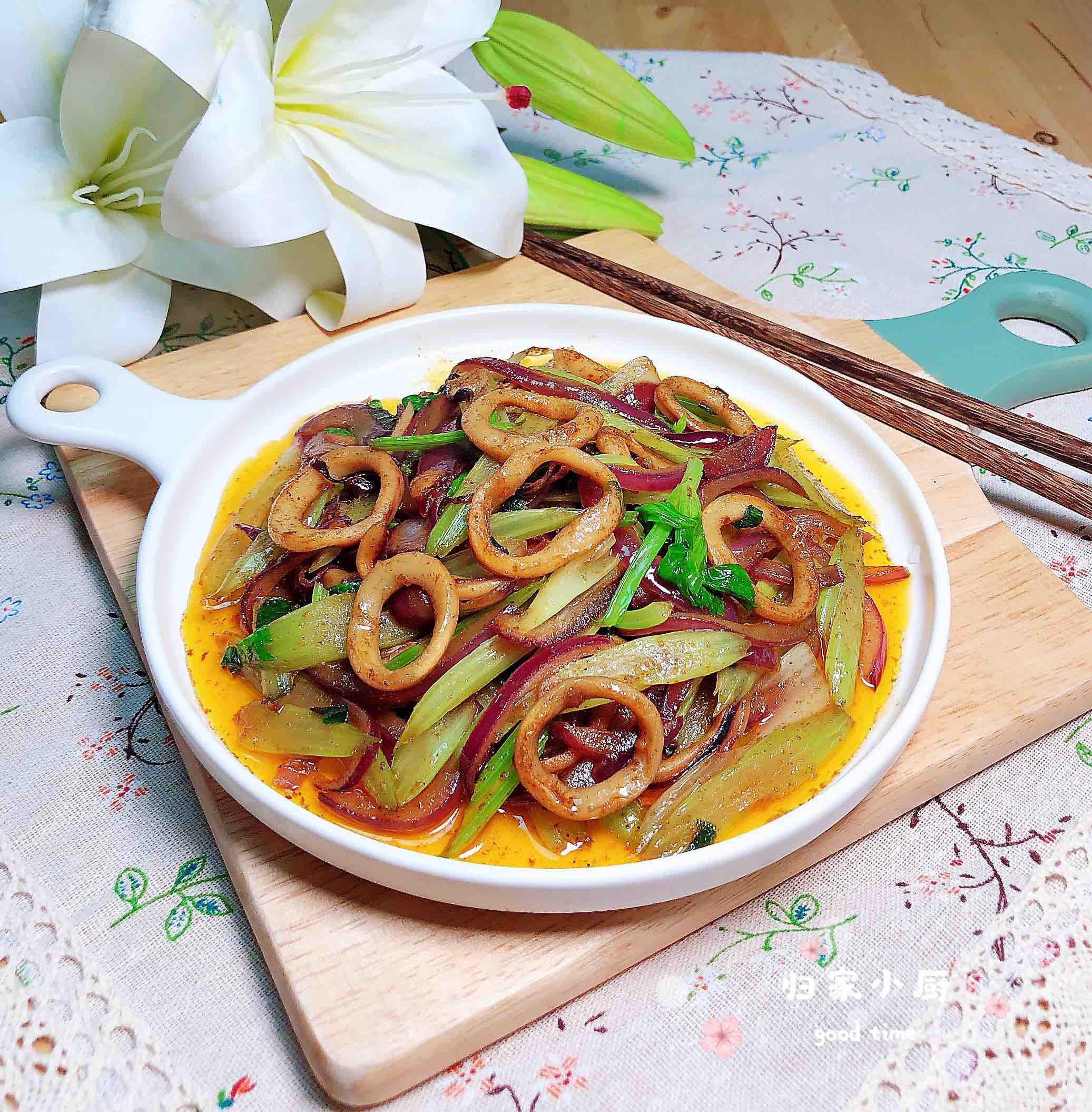 香辣西芹魷魚圈的做法-香辣味炒菜譜