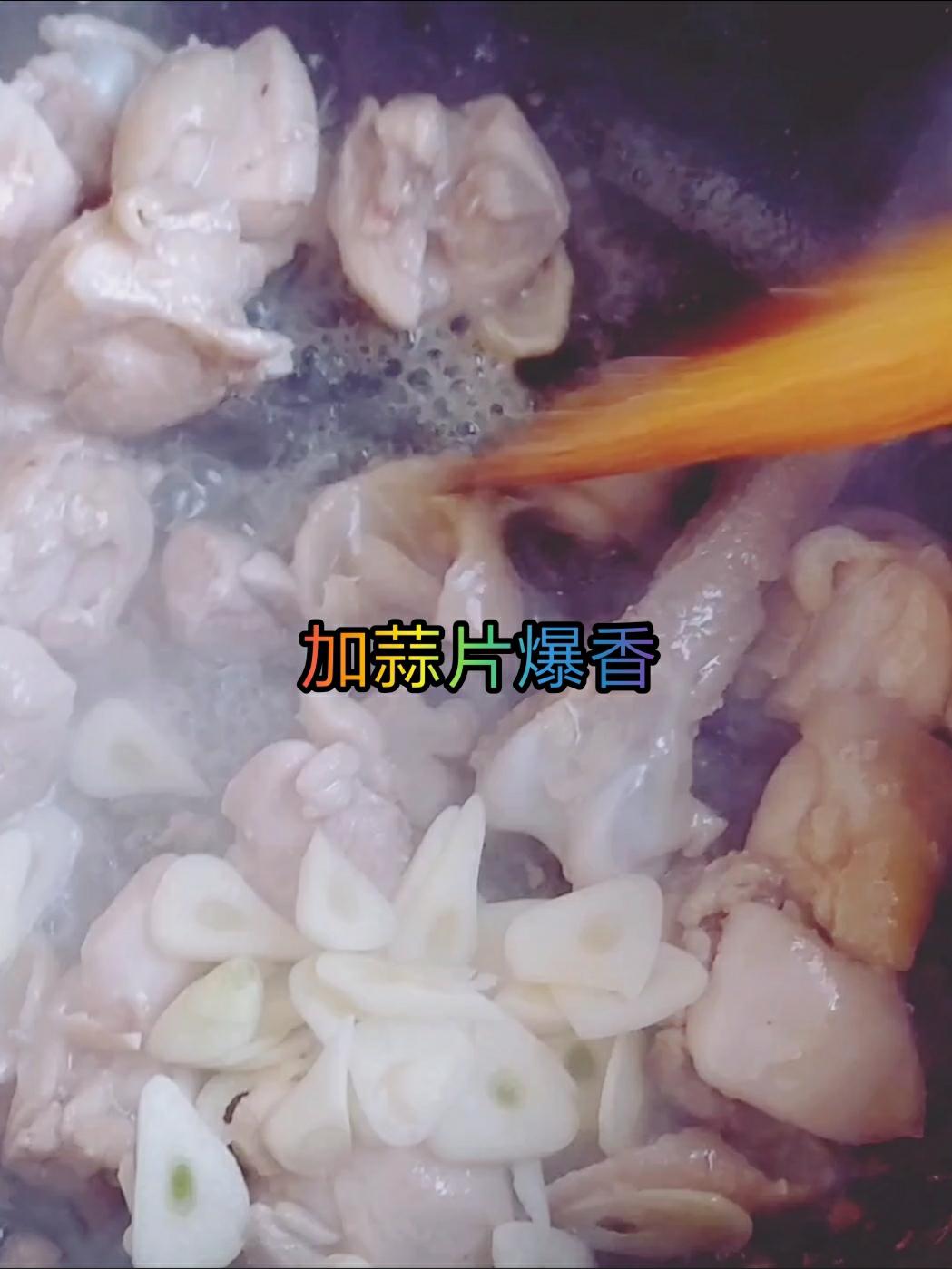 秋收菜肴～南瓜土豆燉雞的做法-香辣味燉菜譜