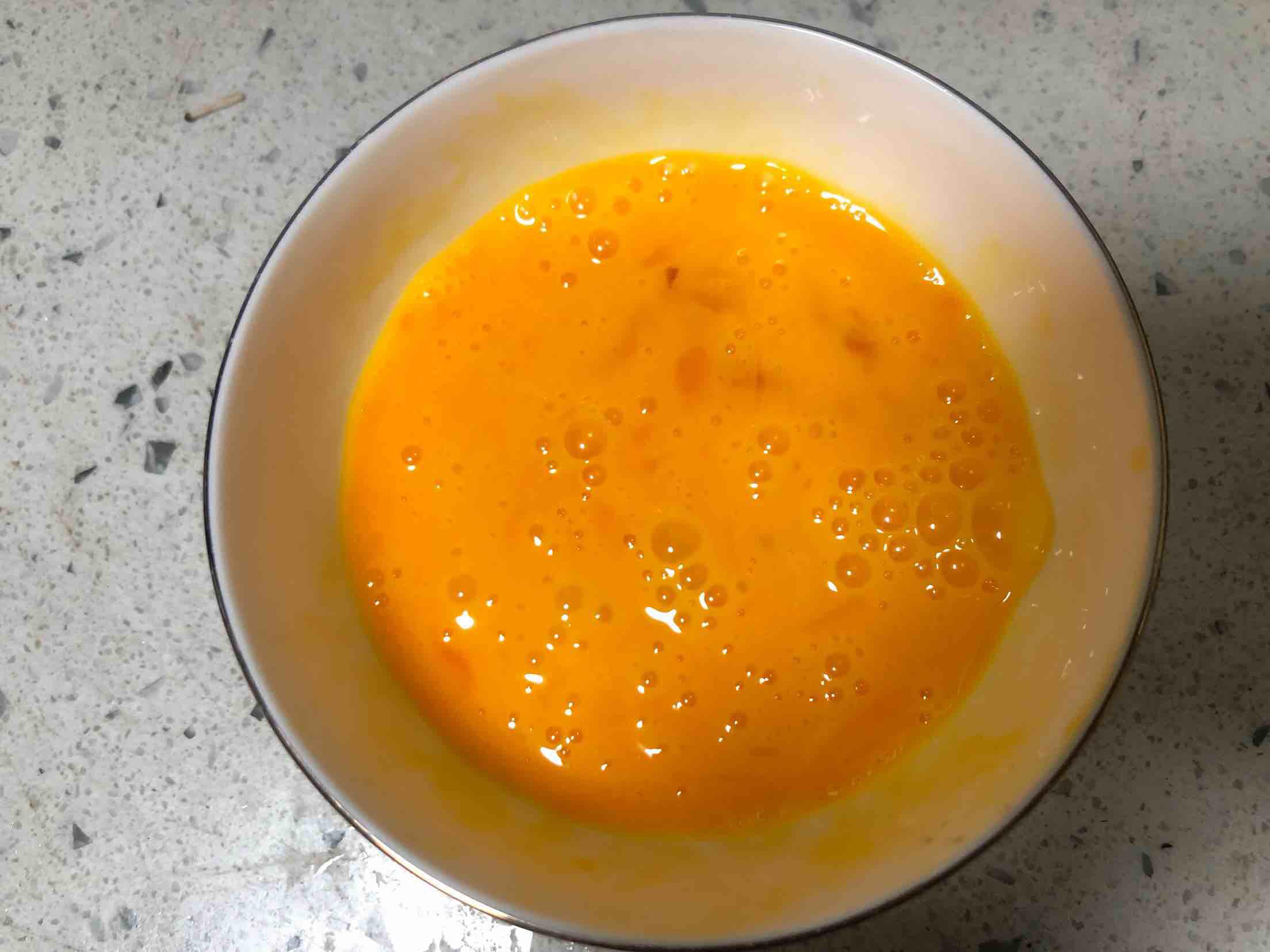 小菇炒雞蛋的做法-家常味炒菜譜