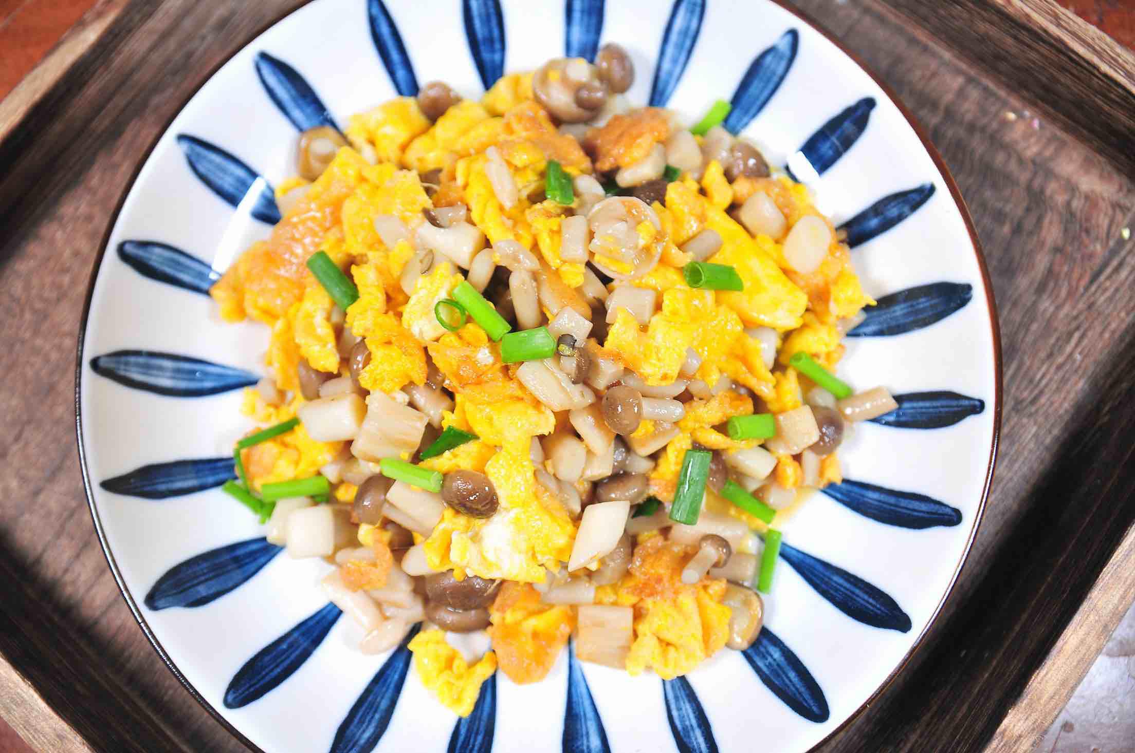 小菇炒雞蛋的做法-家常味炒菜譜