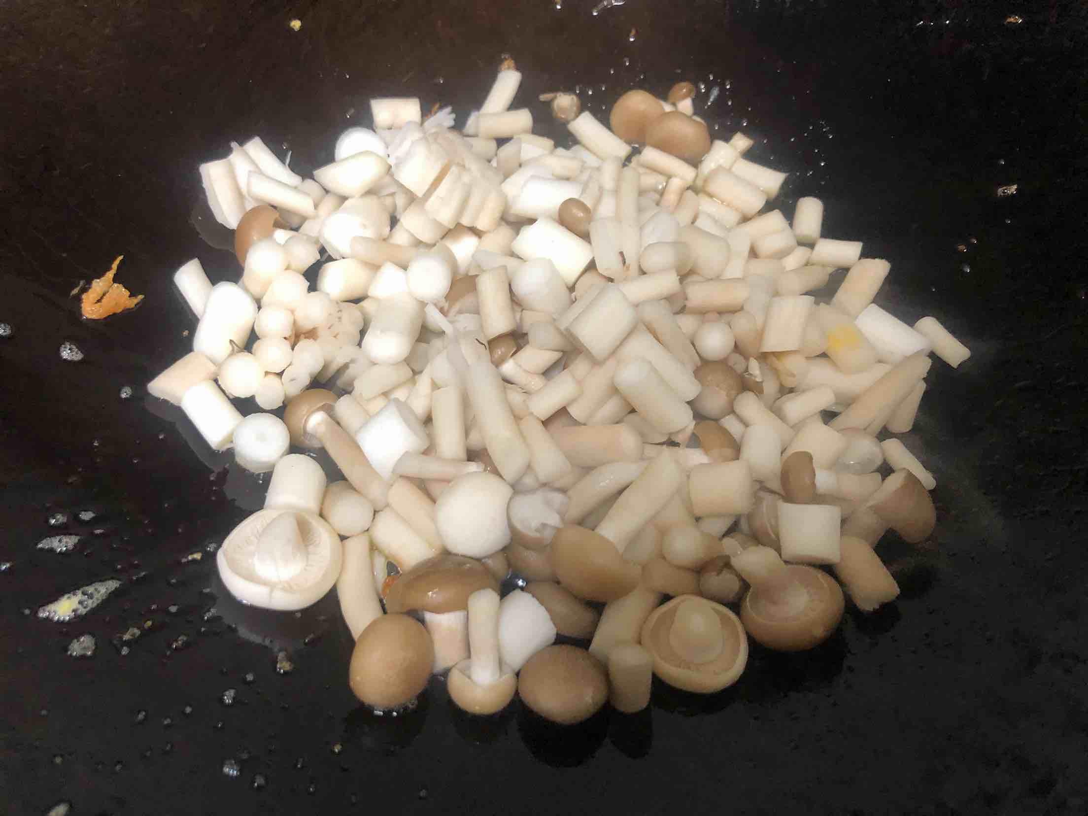 小菇炒雞蛋的做法-家常味炒菜譜