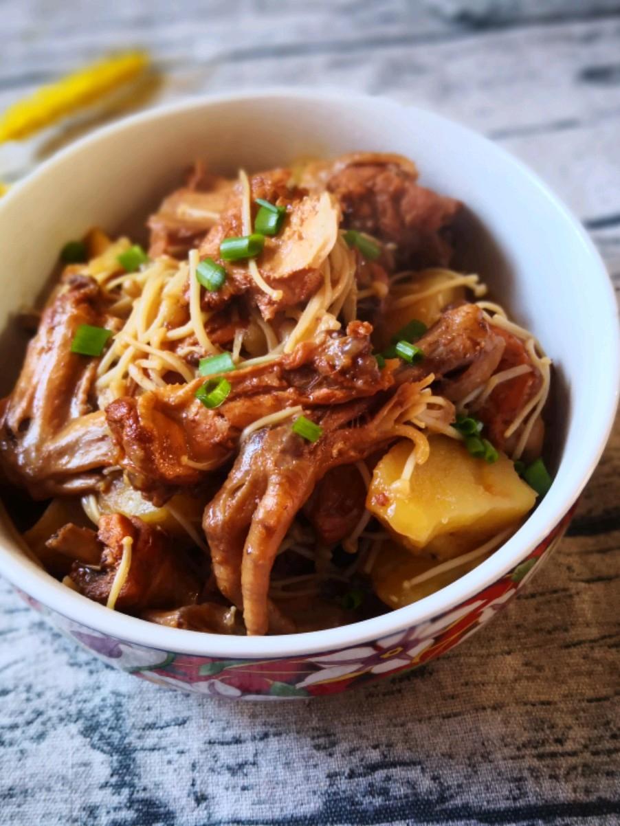 三黃雞燒土豆的做法-家常味燒菜譜