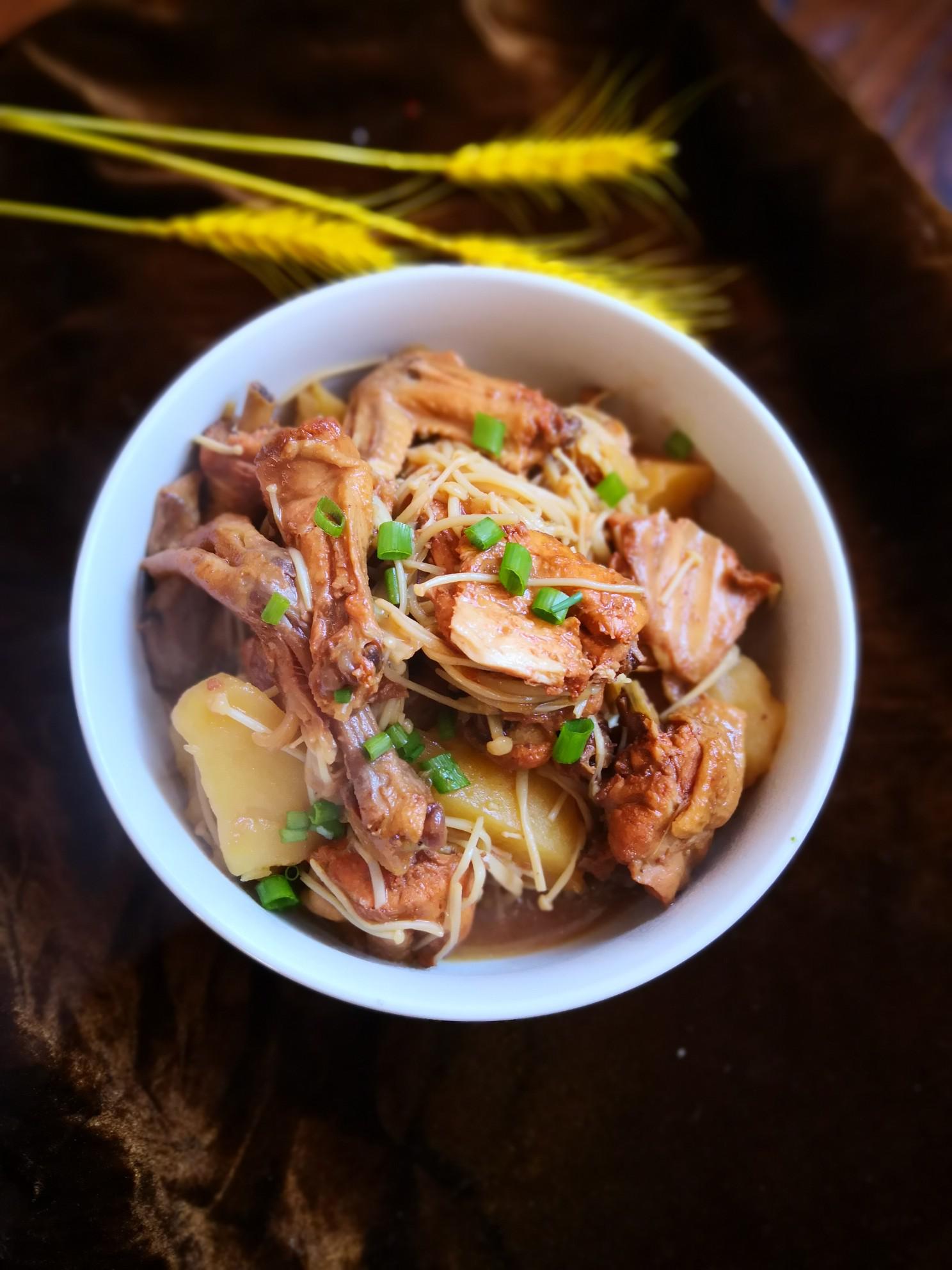 三黃雞燒土豆的做法-家常味燒菜譜