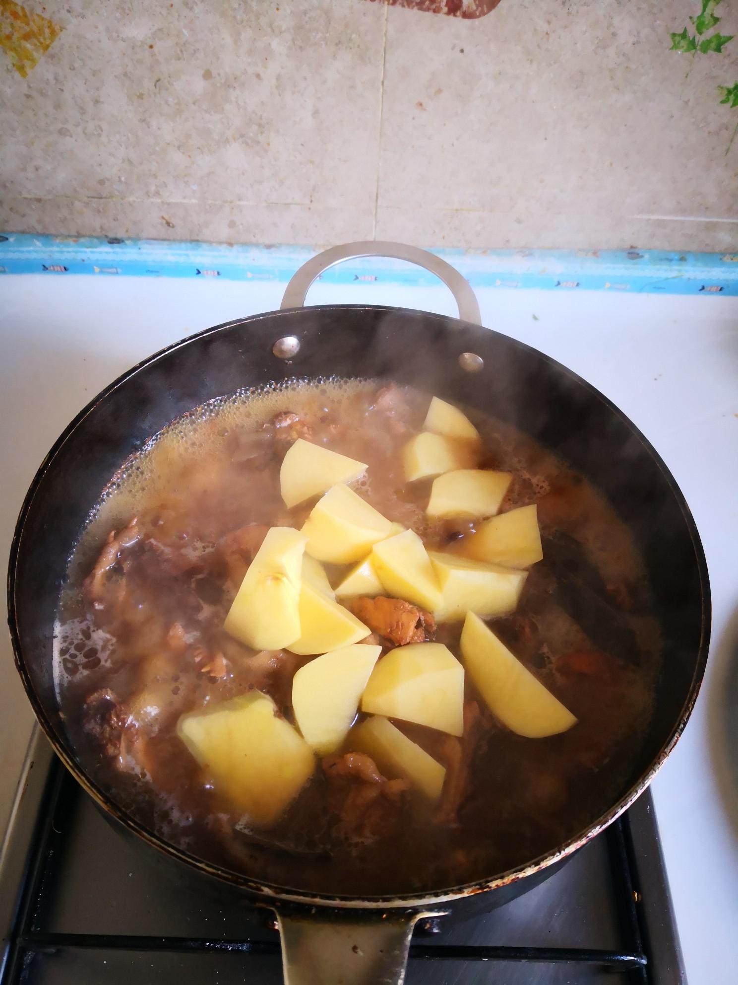 三黃雞燒土豆的做法-家常味燒菜譜
