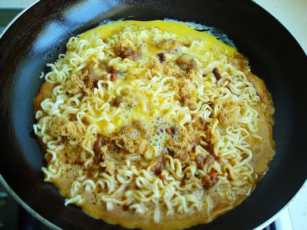 泡面煎蛋的做法-家常味煎菜譜