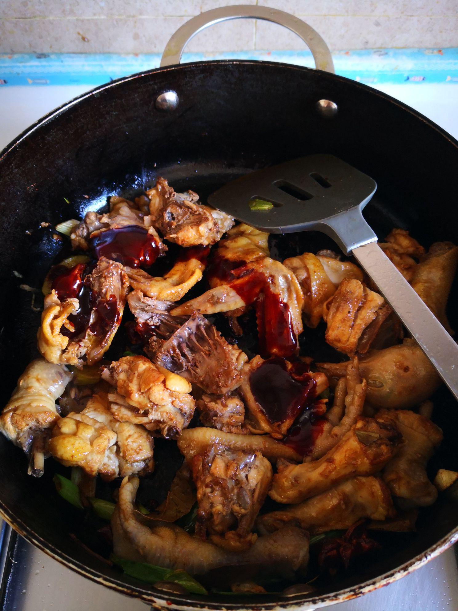 三黃雞燒土豆的做法-家常味燒菜譜