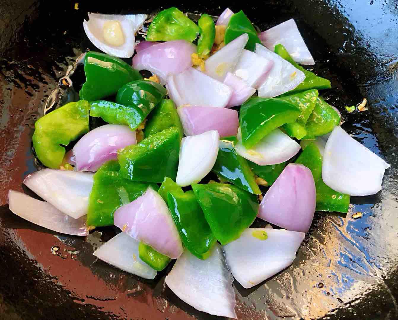 青椒洋蔥炒豬肝的做法-家常味炒菜譜