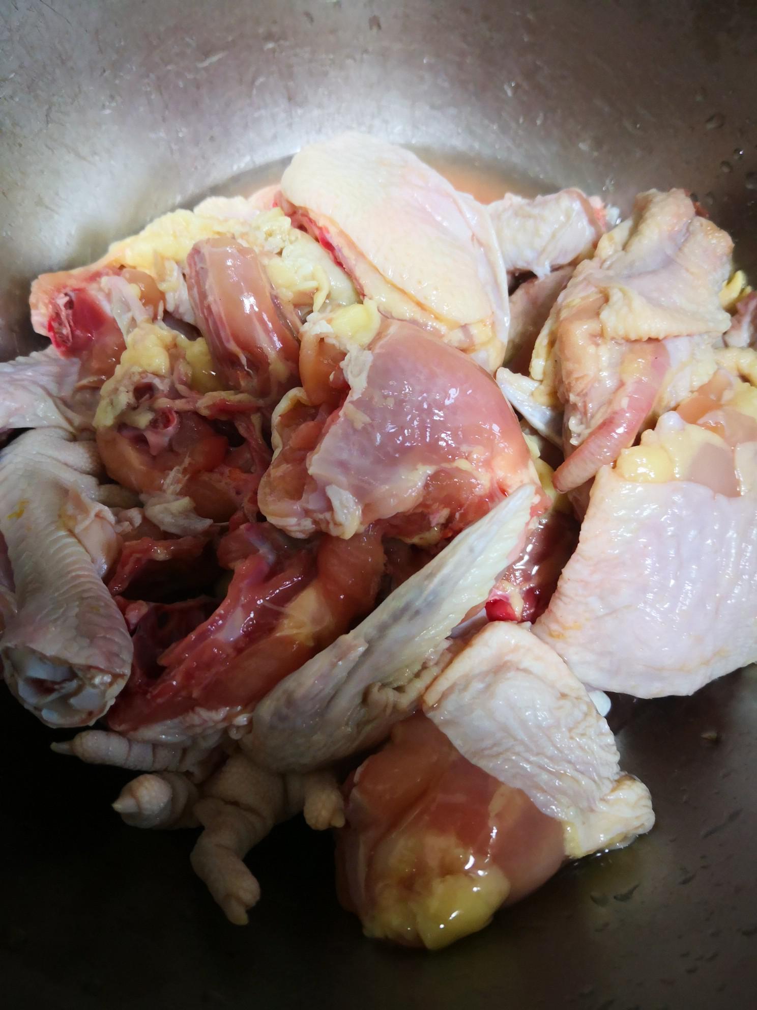 三黃雞燒土豆的做法-家常味燒菜譜