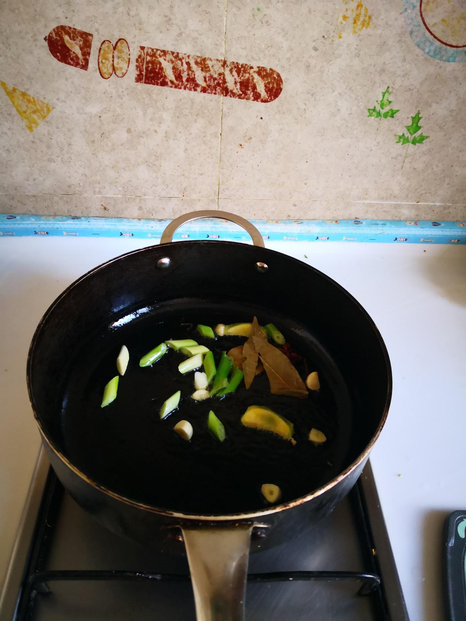 三黃雞燒土豆的做法-家常味燒菜譜