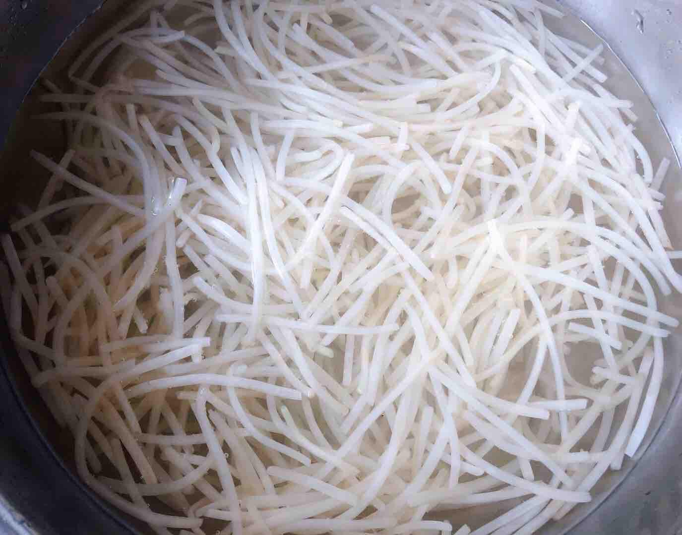 豆芽茼蒿火腿炒粉條的做法-家常味炒菜譜