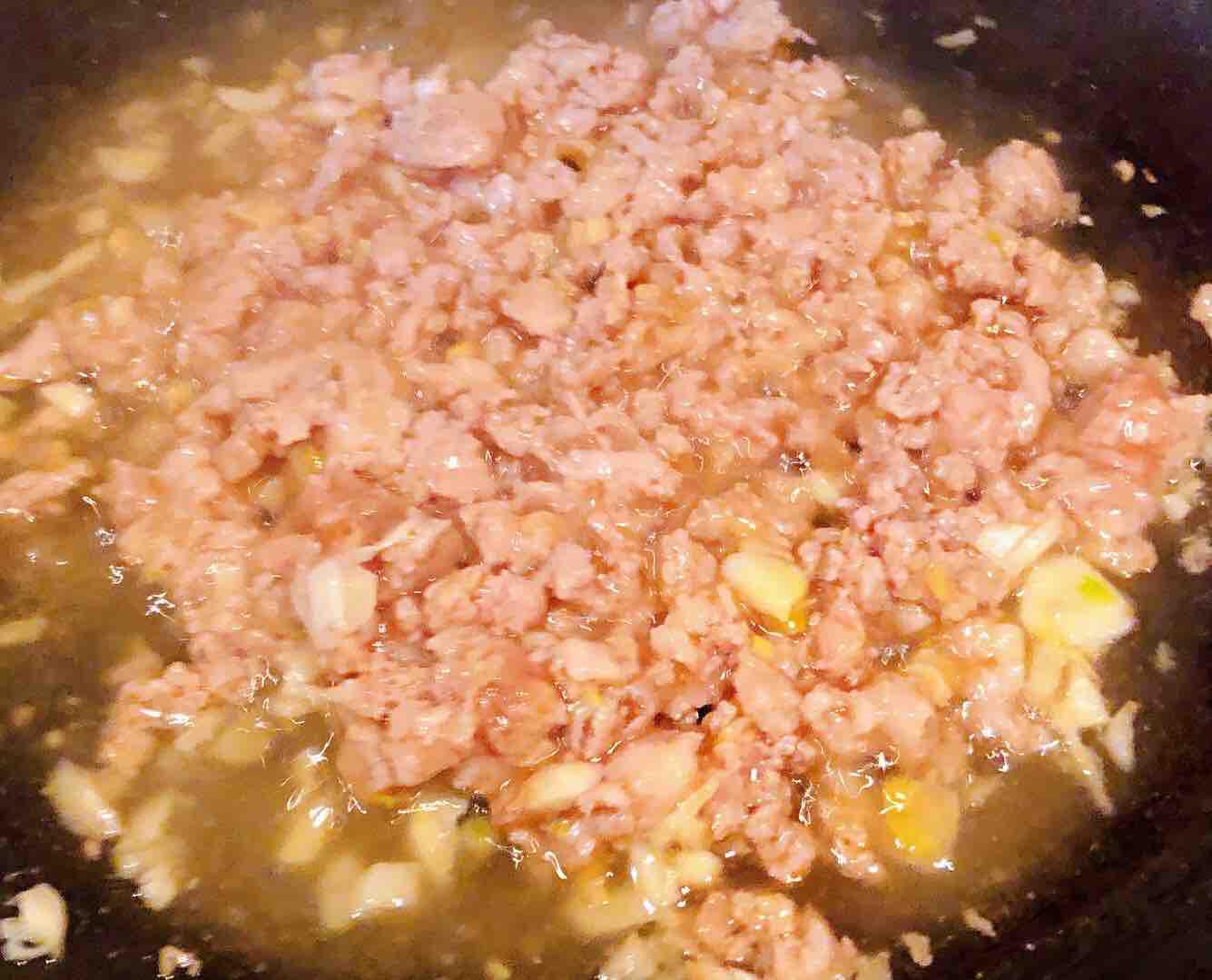 西紅柿香菇芹菜葉豬肉疙瘩湯的做法-家常味煮菜譜