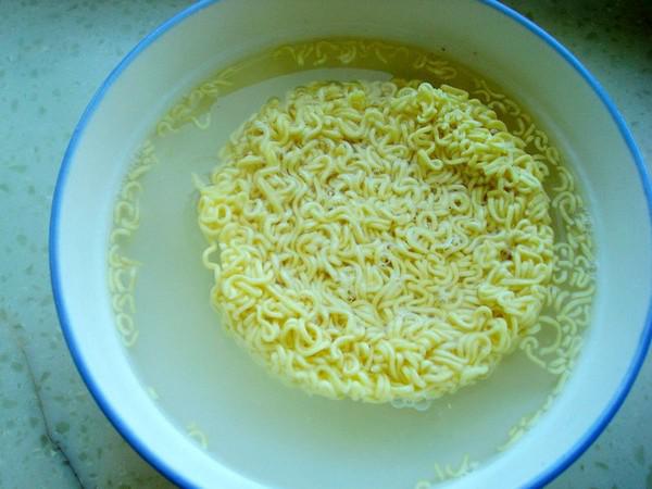 泡面煎蛋的做法-家常味煎菜譜