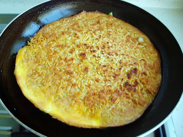 泡面煎蛋的做法-家常味煎菜譜