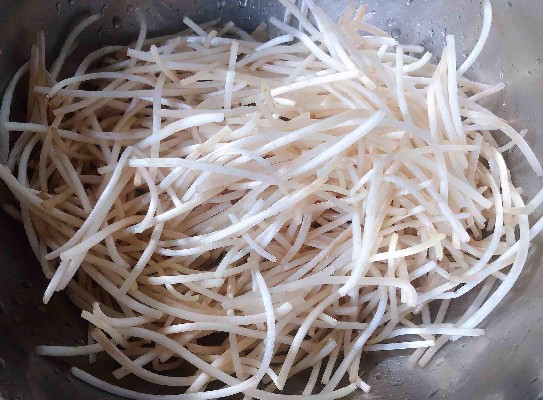 豆芽茼蒿火腿炒粉條的做法-家常味炒菜譜