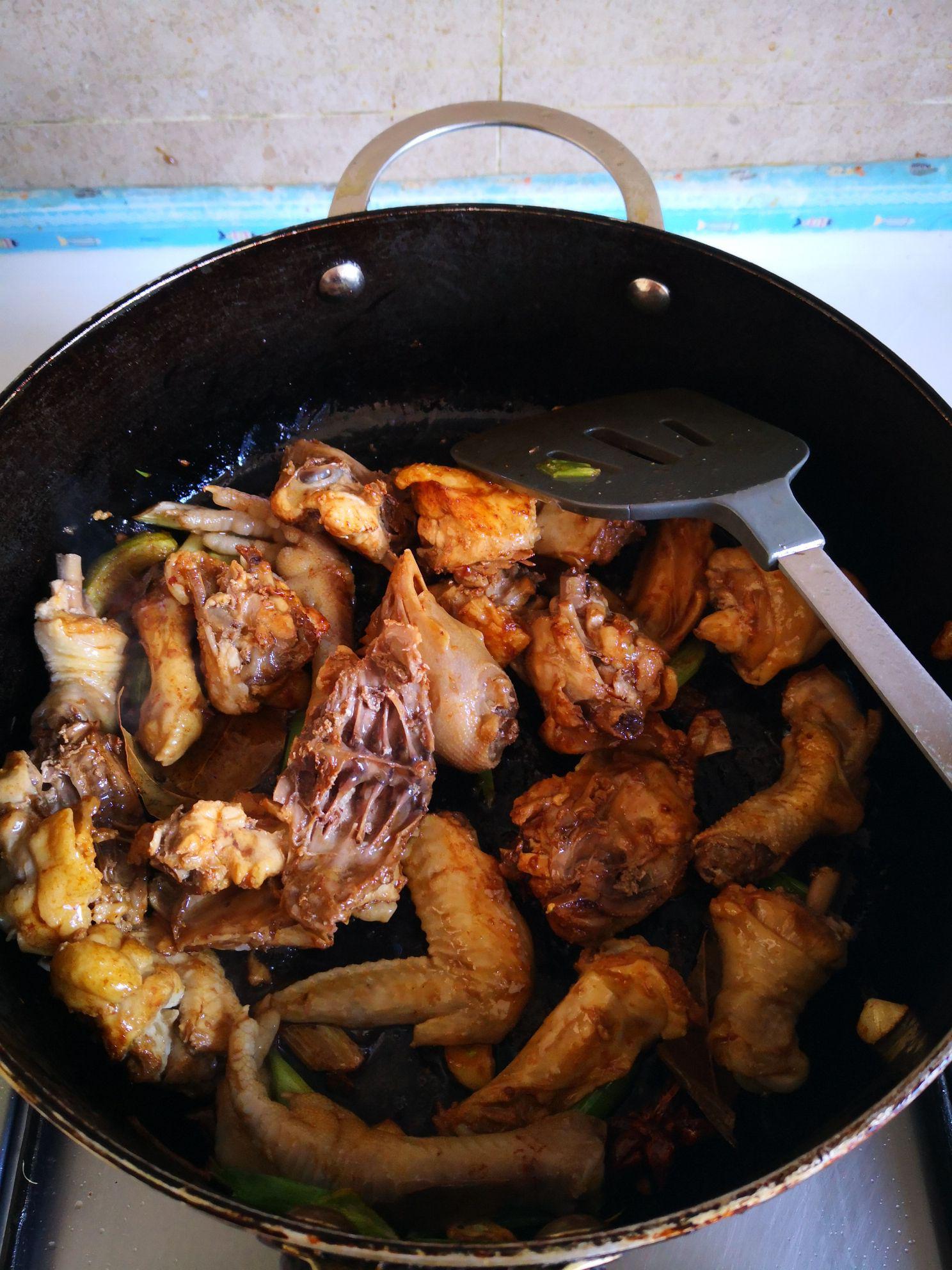 三黃雞燒土豆的做法-家常味燒菜譜