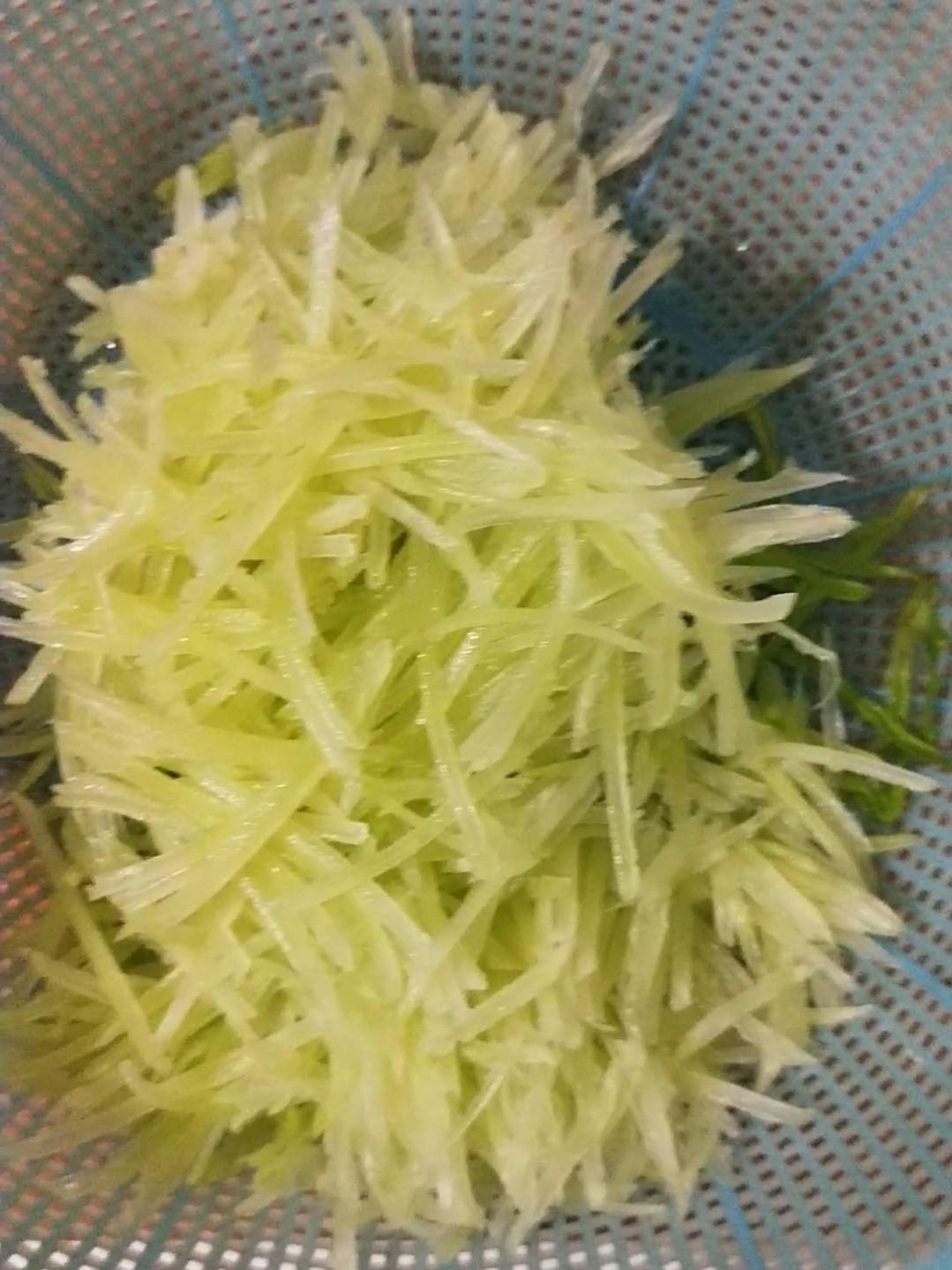 蒜香萵筍絲的做法-家常味炒菜譜