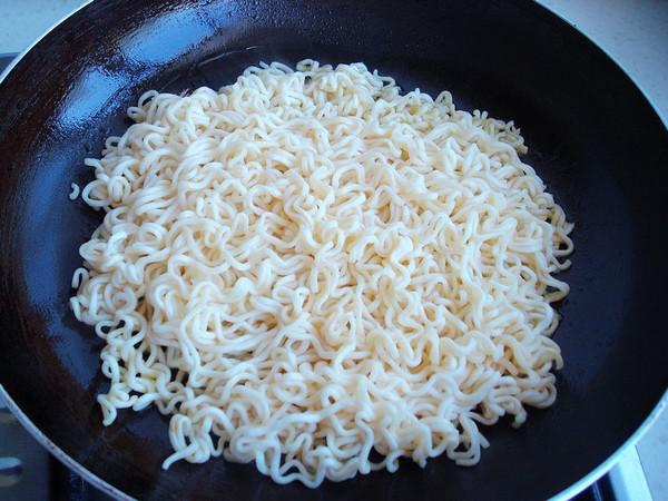 泡面煎蛋的做法-家常味煎菜譜