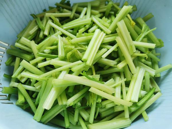 清炒芹菜的做法-家常味炒菜譜