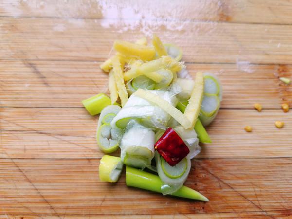 清炒芹菜的做法-家常味炒菜譜