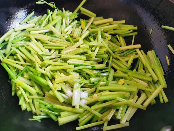 清炒芹菜的做法-家常味炒菜譜
