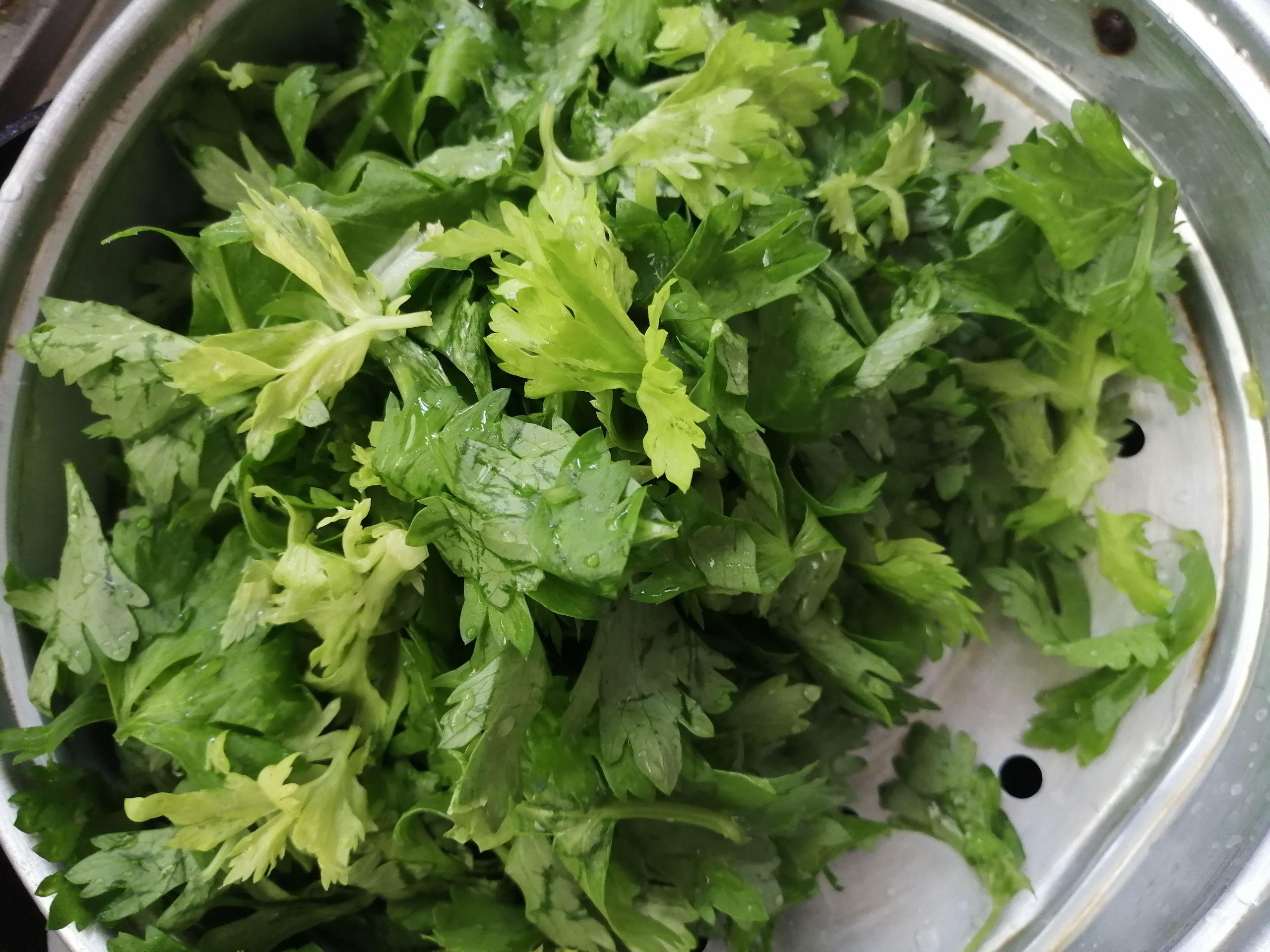 芹菜葉不要丟棄加它變身美味湯的做法-家常味煮菜譜