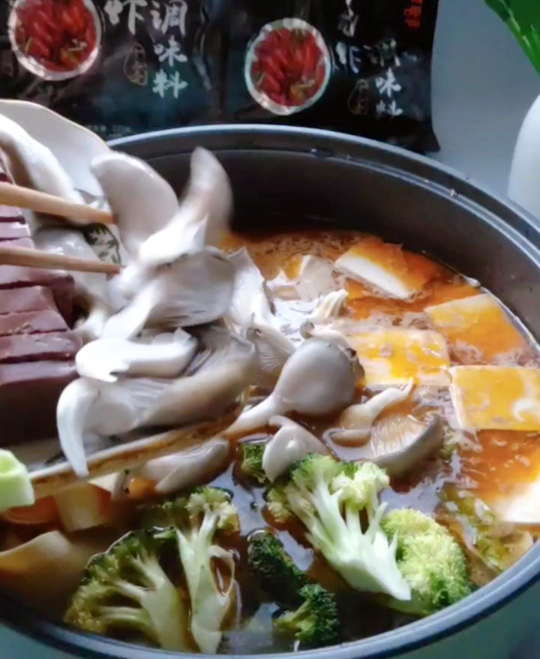 小龍蝦麻辣暖鍋的做法-香辣味煮菜譜