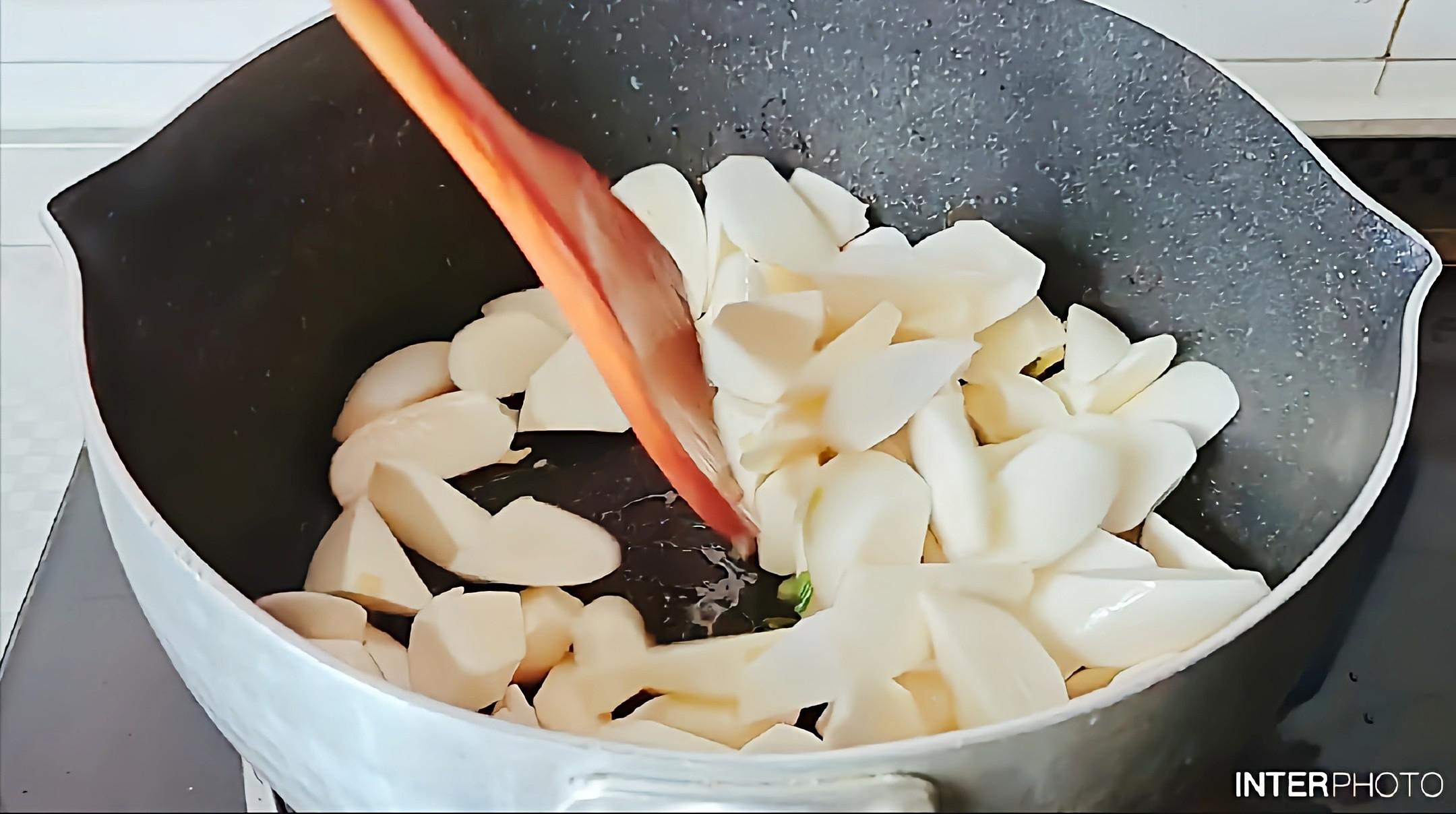 秋冬補虛健體…油燜茭白的做法-咸鮮味燜菜譜